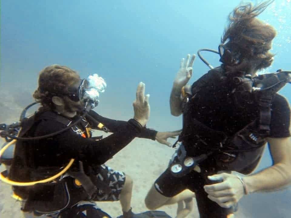 Abel bajo el agua